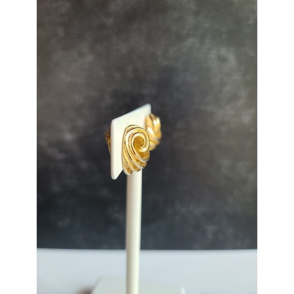 Vintage Gold Tone Swirl Clip-on Earrings - Picture 3 of 10